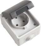 Amig – Base de enchufe simple Schuko impermeable IP54 con tapa Mod.3600 – Voltaje máximo 230V – Antihumedad Apto para exterior e interior – Ideal para terrazas, jardines, garajes o trasteros