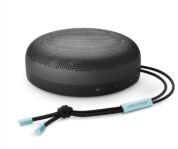 Bang & Olufsen Beosound A1 (2ª Generación) – Altavoz Bluetooth Portátil Resistente al Agua IP67, Sonido 360º, Hasta 18 Horas de Batería, Altavoz Compacto con Alexa y Manos Libres – Oxígeno