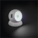 EMOS – Luz nocturna LED con sensor – LED COB en blanco frío, funciona con pilas (3 x AAA) – Soporte magnético para una fácil orientación – 3 modos: AUTO/ON/OFF – Alcance de 15 m, duración de 30 s